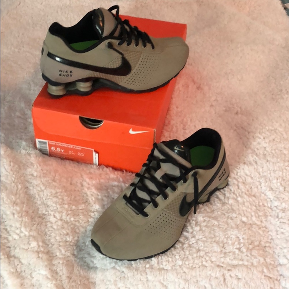 Nike shox suede Black and Tan size 6y